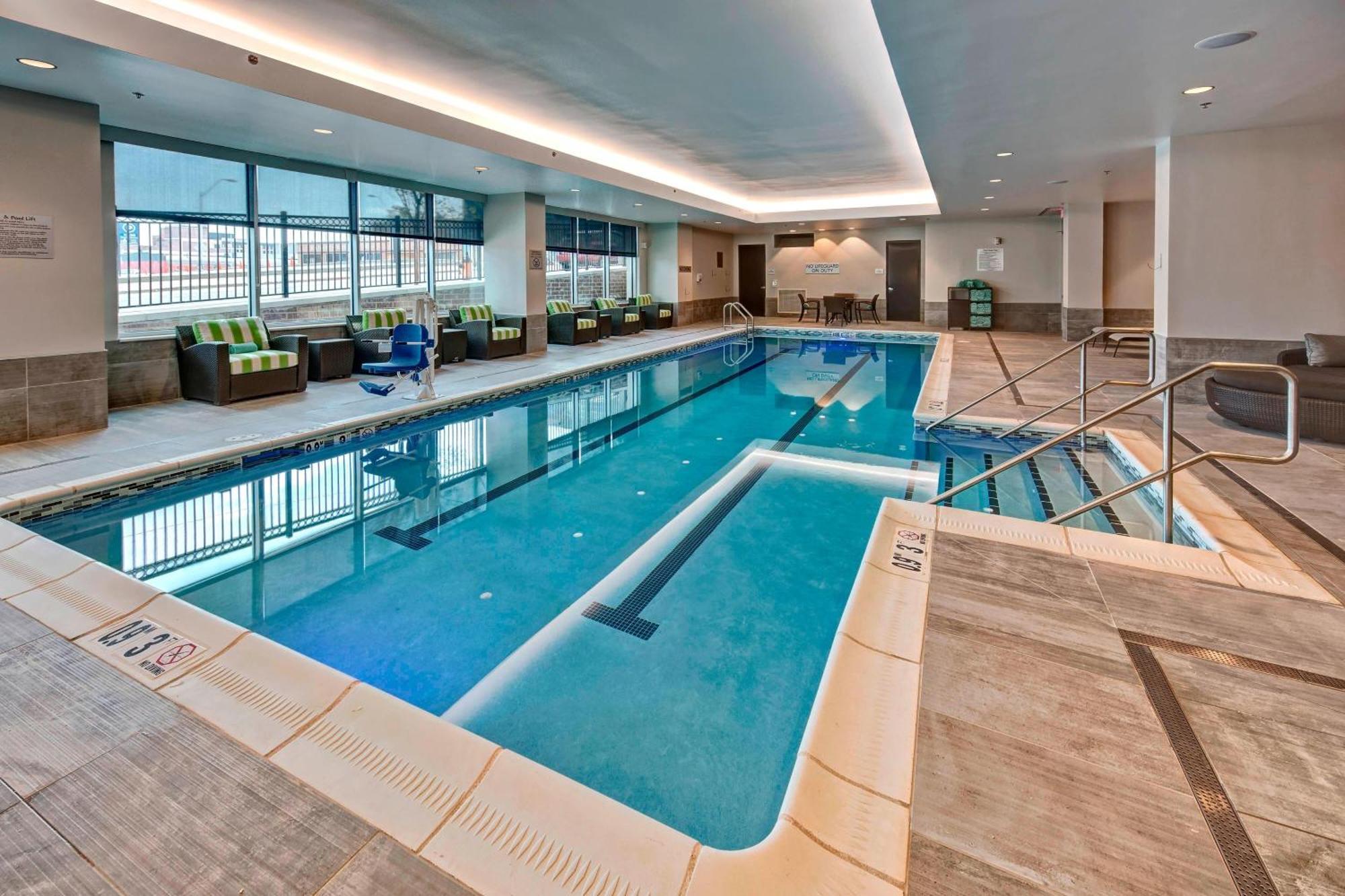 Courtyard By Marriott Kansas City Downtown/Convention Center Exterior photo