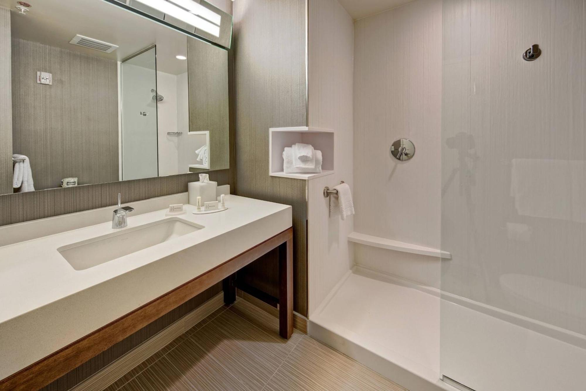 Courtyard By Marriott Kansas City Downtown/Convention Center Exterior photo